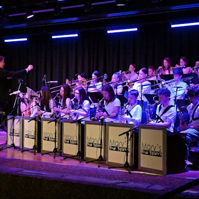 Das Foto zeigt eine der Big Bands bei ihrem Auftritt auf der Bühne.