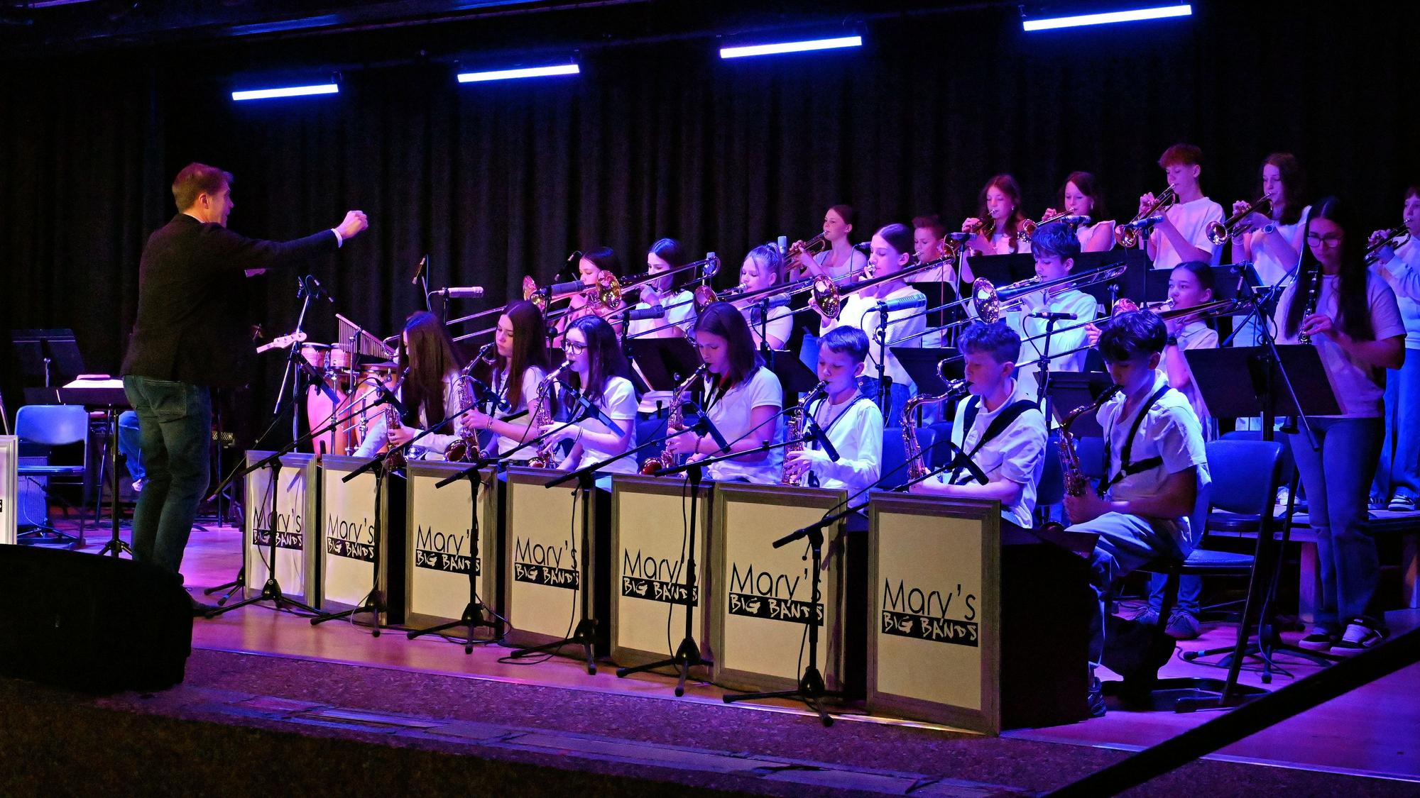 Das Foto zeigt eine der Big Bands bei ihrem Auftritt auf der Bühne.