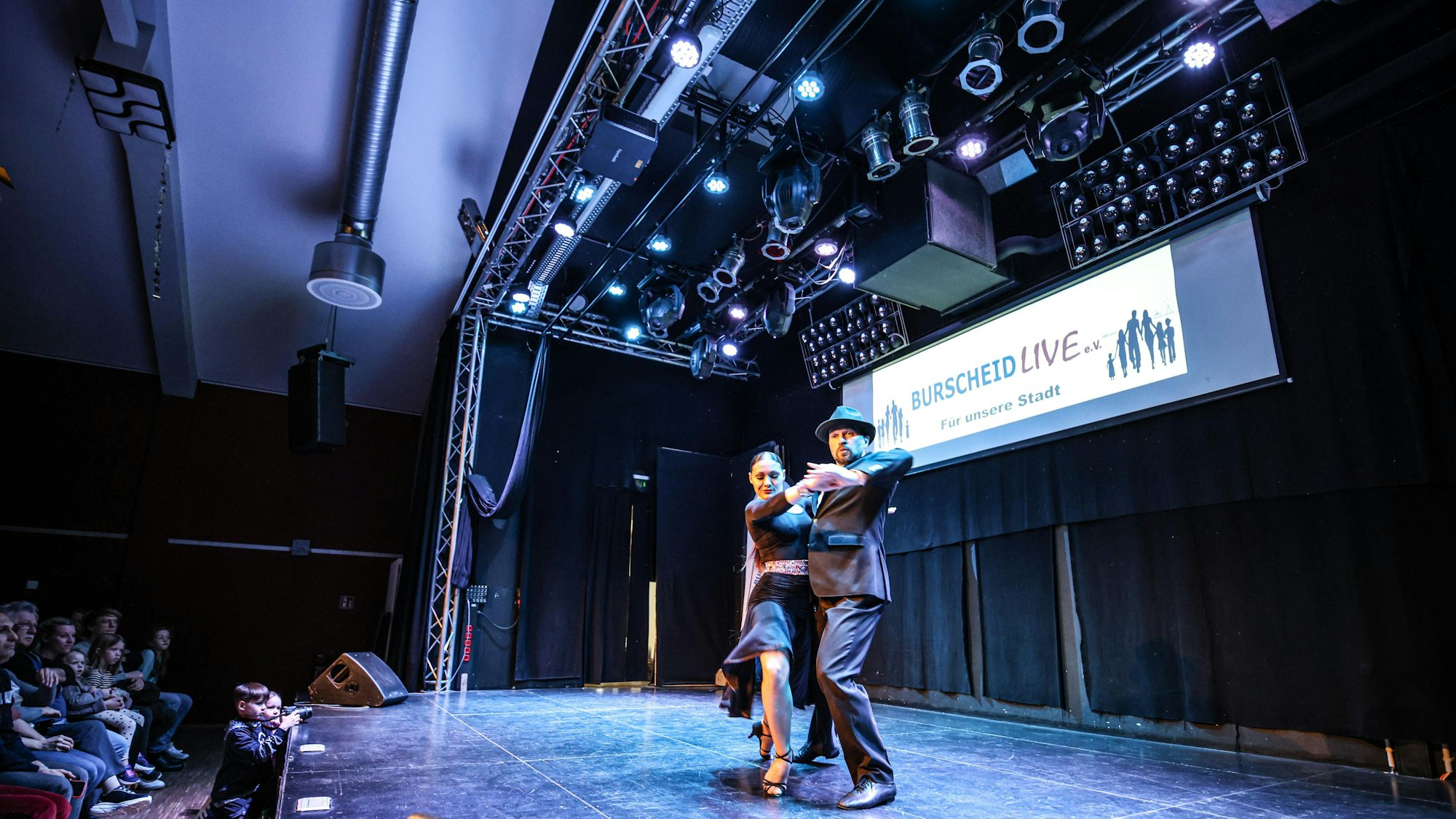 Tanz von Iana und Sergej Rybak auf der Bühne des Megafons in Burscheid