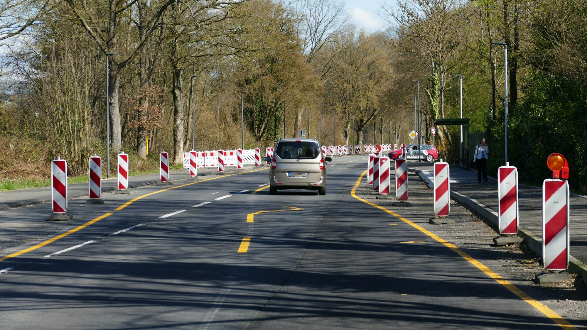 Zwischen Ellhauser Weg und Pappelallee wurden zwei barrierefreie Bushaltestellen gebaut, auch hier muss die Fahrbahn saniert werden.