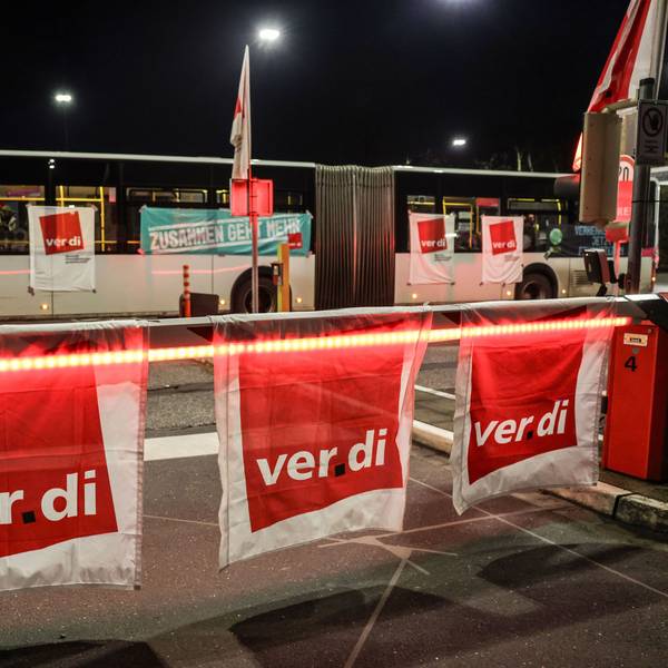 Busse der Kölner Verkehrsbetriebe KVB stehen im Depot. (Archivbild)