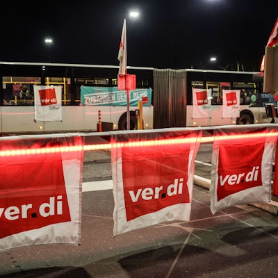 Busse der Kölner Verkehrsbetriebe KVB stehen im Depot. (Archivbild)
