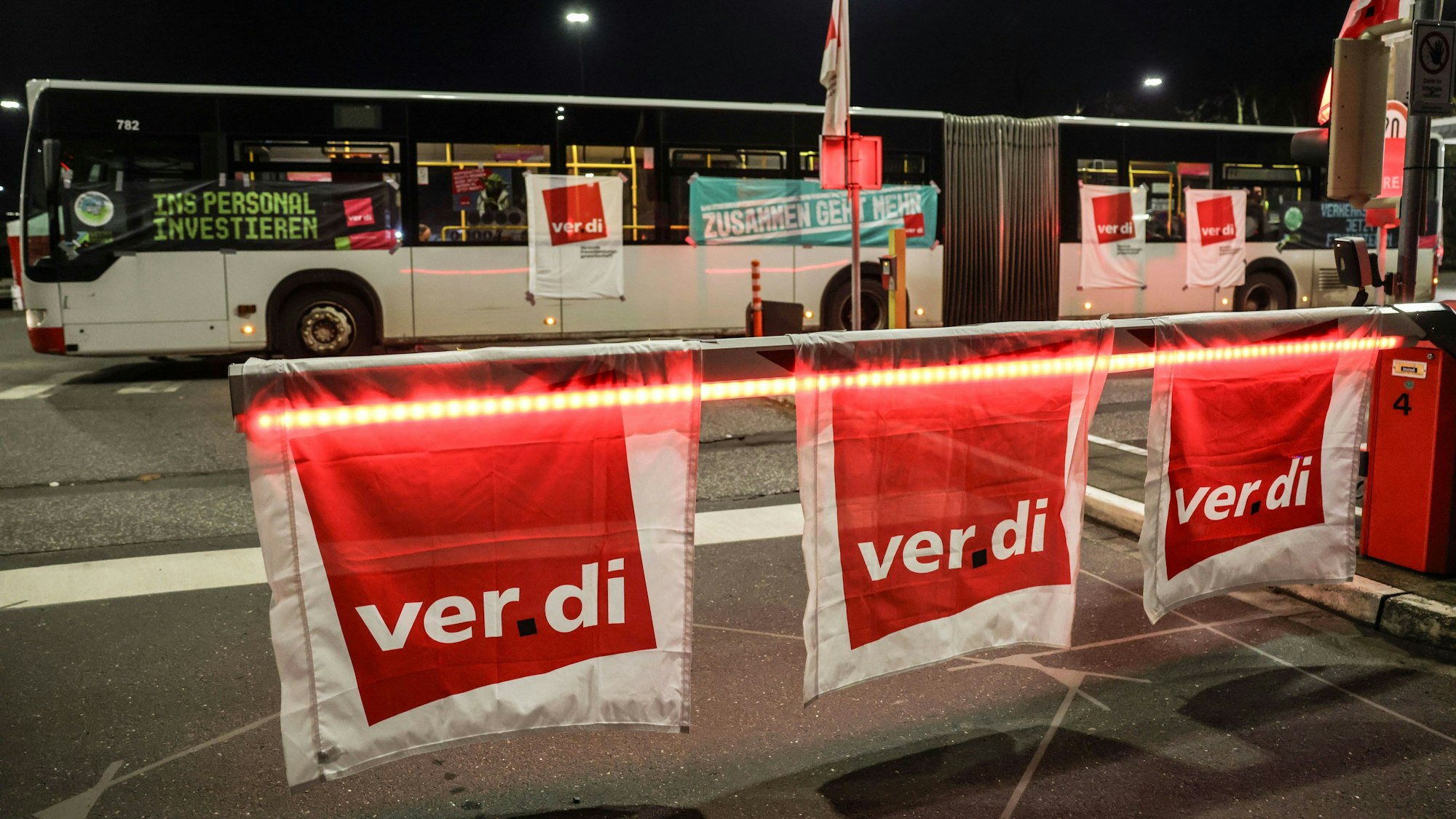 Busse der Kölner Verkehrsbetriebe KVB stehen im Depot. (Archivbild)