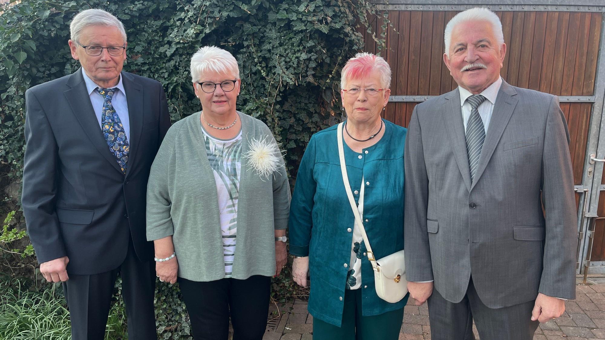 Dieter und Marion Ebelt sowie Inge und Peter Herkenhöner (v.l.) feierten am selben Tag ihre Hochzeitsjubiläen.