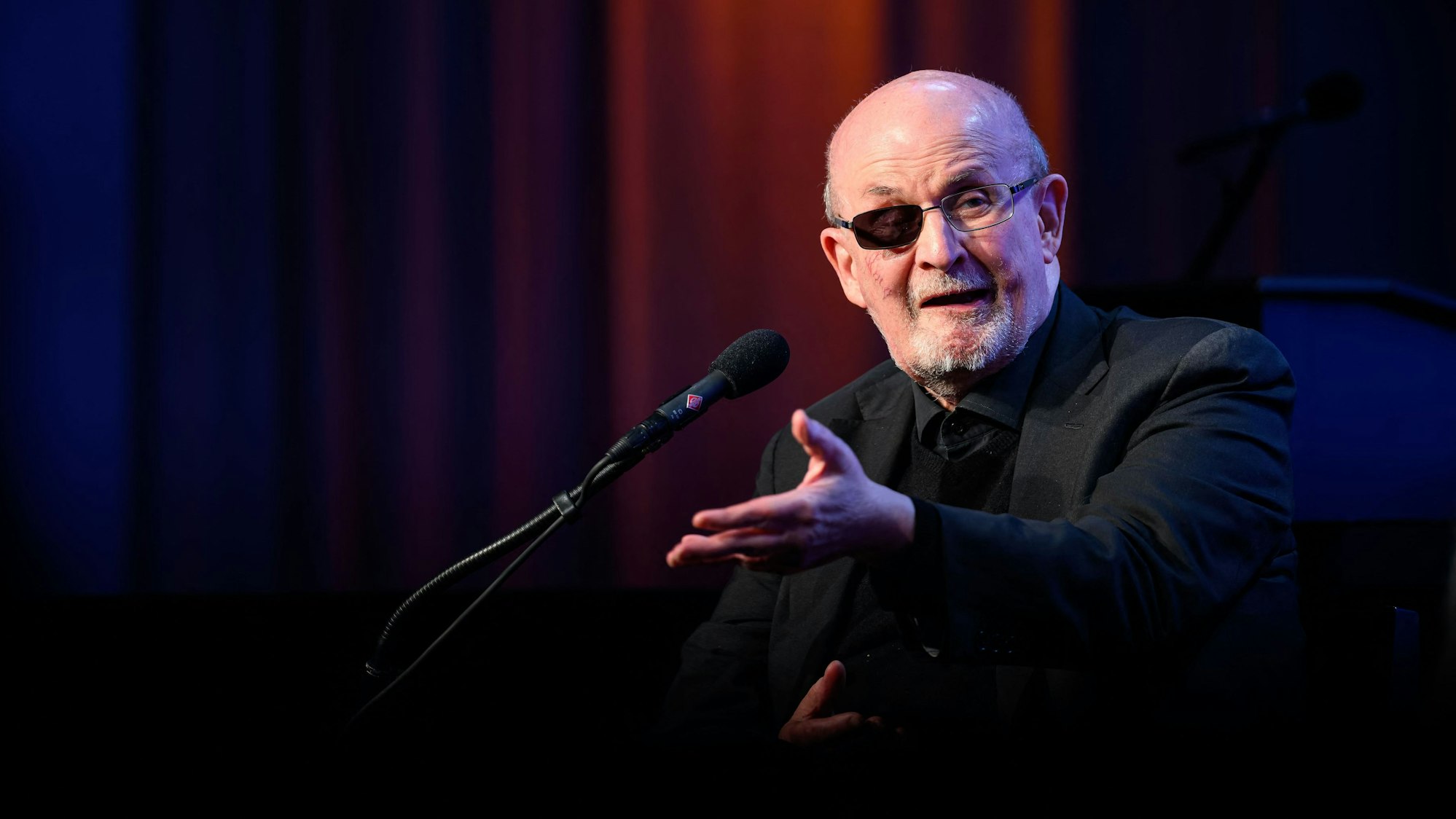Der indisch-britische Schriftsteller Salman Rushdie hält am 22. März 2026 eine Rede zur Eröffnung des Festivals „Literatur im Nebel“ in Heidenreichstein bei Zwettl in Nordösterreich.