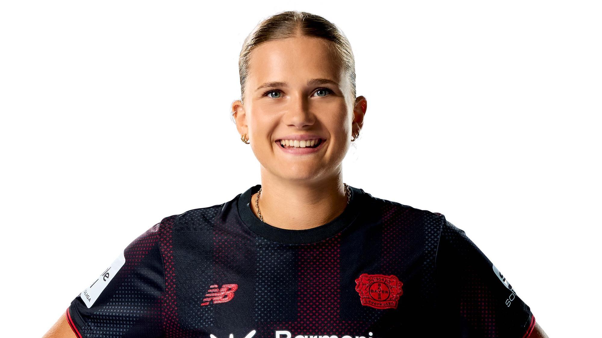 Porträt von Julia Mickenhagen im Trikot von Bayer 04 Leverkusen