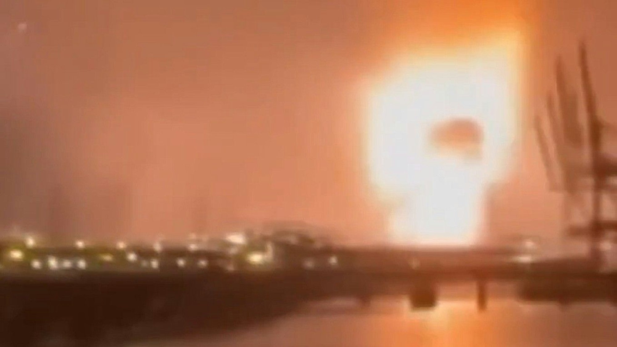 Ein in den sozialen Netzwerken kursierendes Video soll den jüngsten ukrainischen Angriff auf ein Ölterminal in Primorsk zeigen.