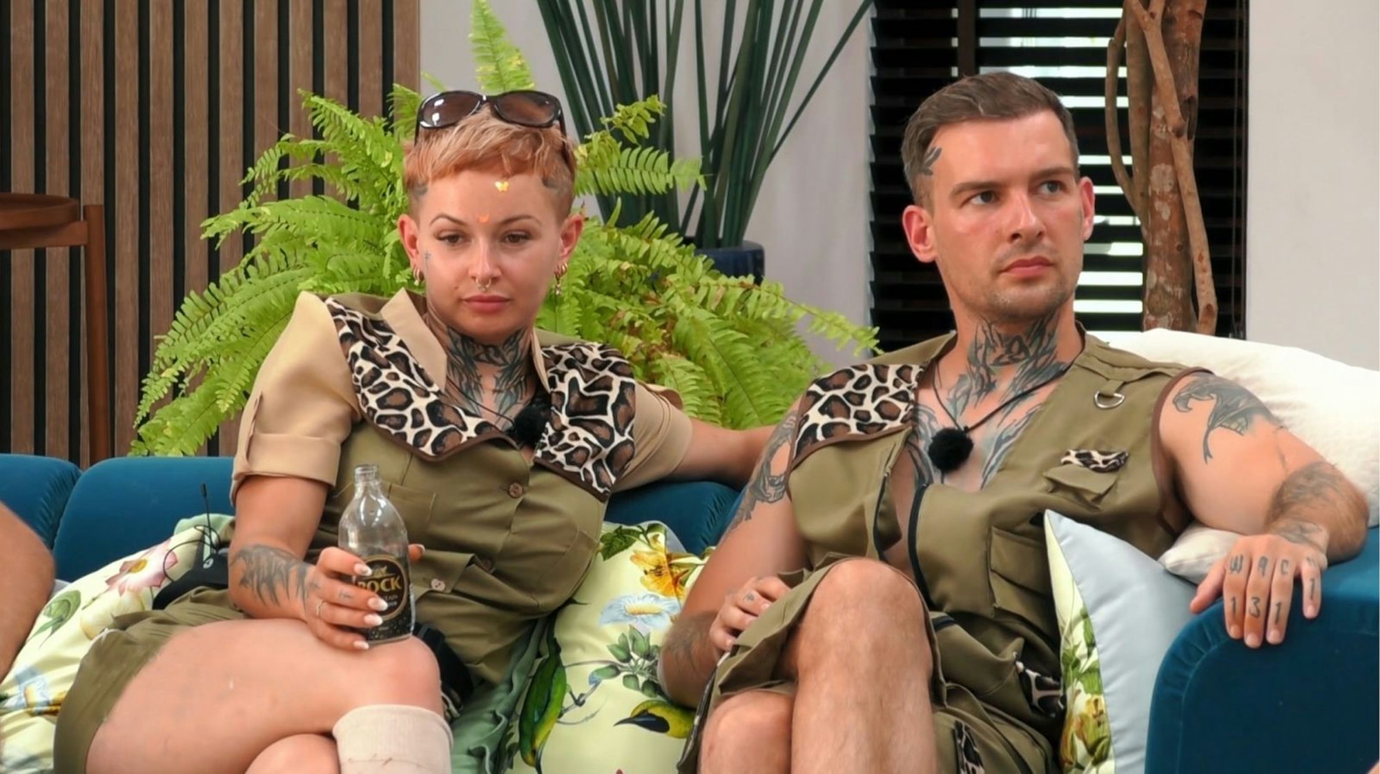 Alle gegen die Stehfests! Edith und Eric haben keinen leichten Stand, die Allianz um Dilara Kruse will so möglichst zügig loswerden. (Bild: Joyn)