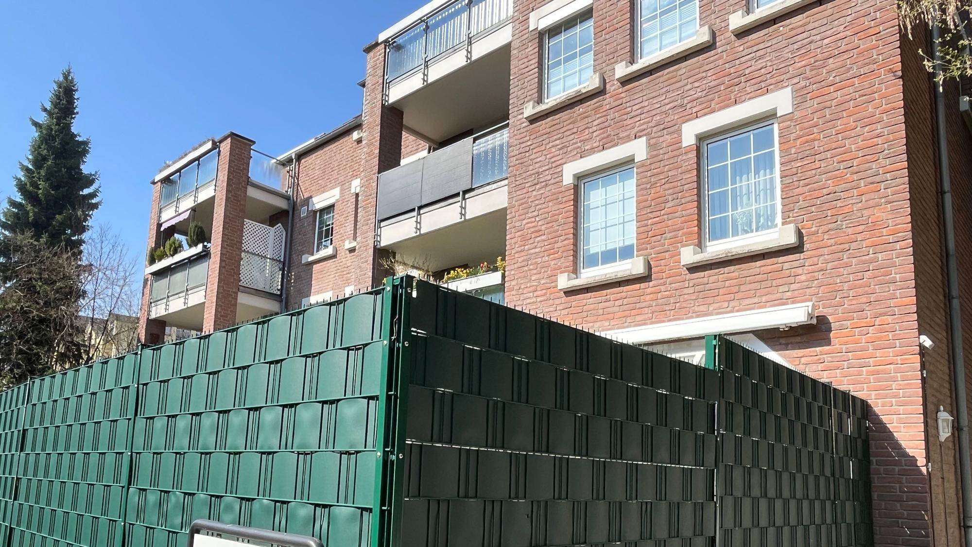 Zu sehen ist der zweigeschossige Ziegelbau.