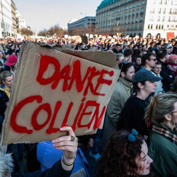 „Danke Collien“ steht auf einem Plakat bei der Demonstration in Solidarität mit Collien Fernandes am Brandenburger Tor in Berlin.