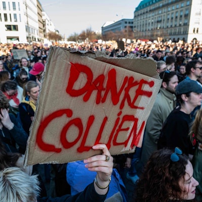Auf einer Demonstration in Berlin solidarisierten sich Tausende Menschen mit Collien Fernandes.