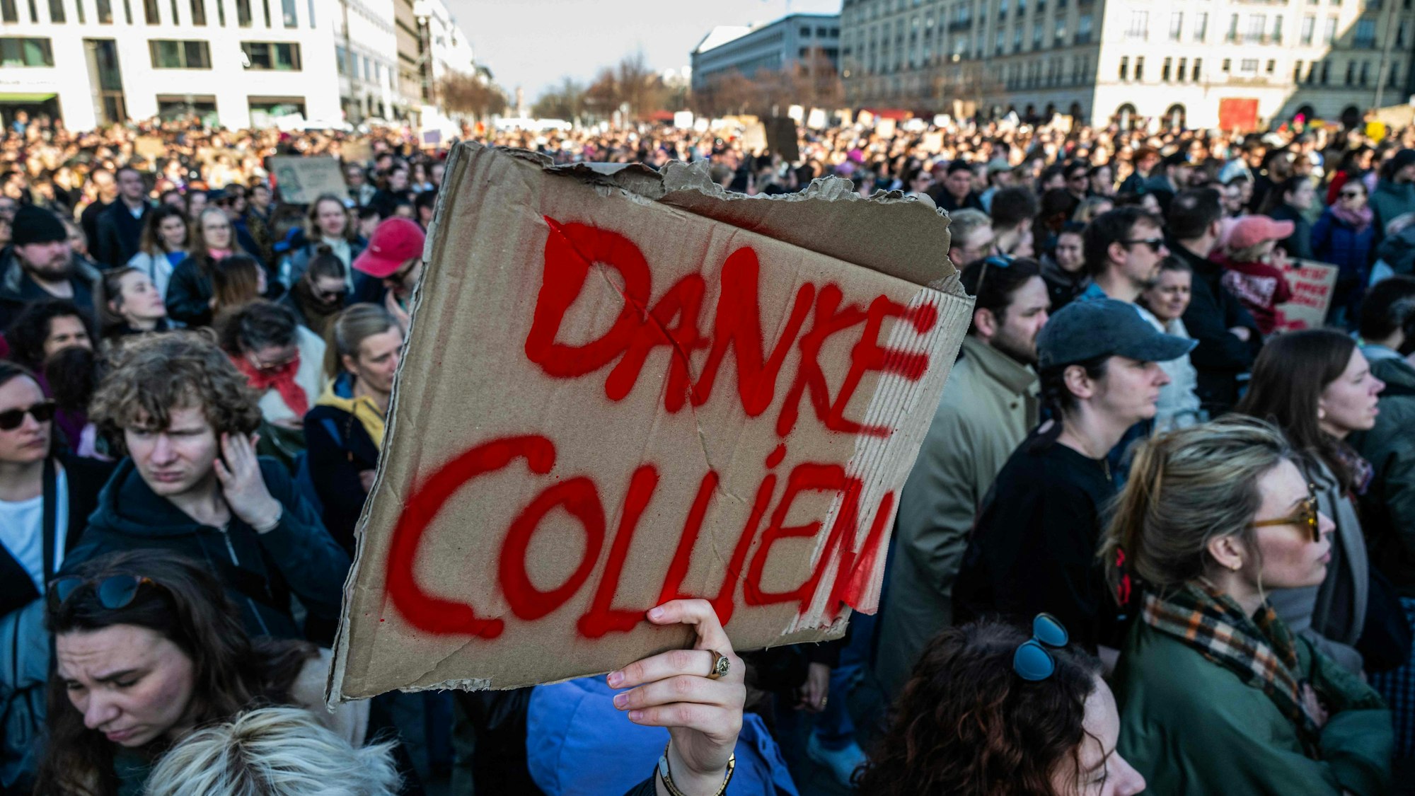 „Danke Collien“ steht auf einem Plakat bei der Demonstration in Solidarität mit Collien Fernandes am Brandenburger Tor in Berlin.