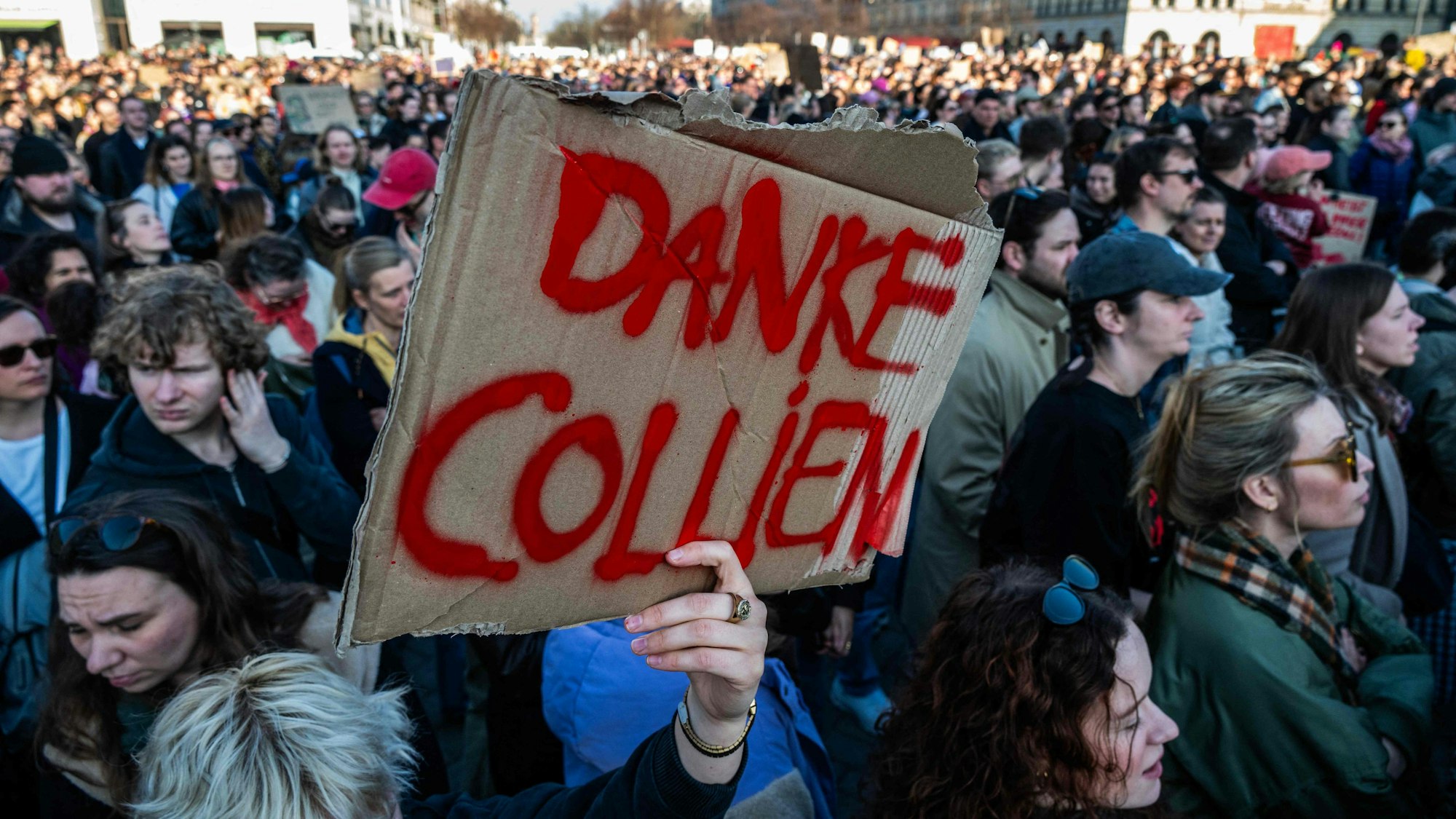 Auf einer Demonstration in Berlin solidarisierten sich Tausende Menschen mit Collien Fernandes.