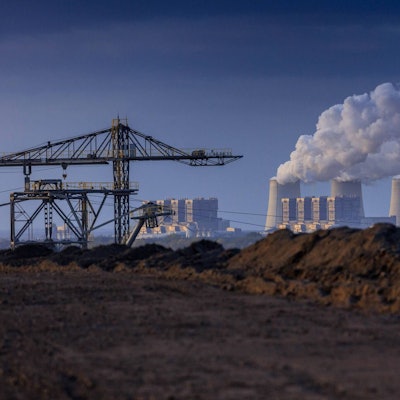 Braunkohlekraftwerk in Jänschwalde (Brandenburg): Mit dem Emissionshandel hat sich die fossile Stromproduktion spürbar verteuert. stock&people