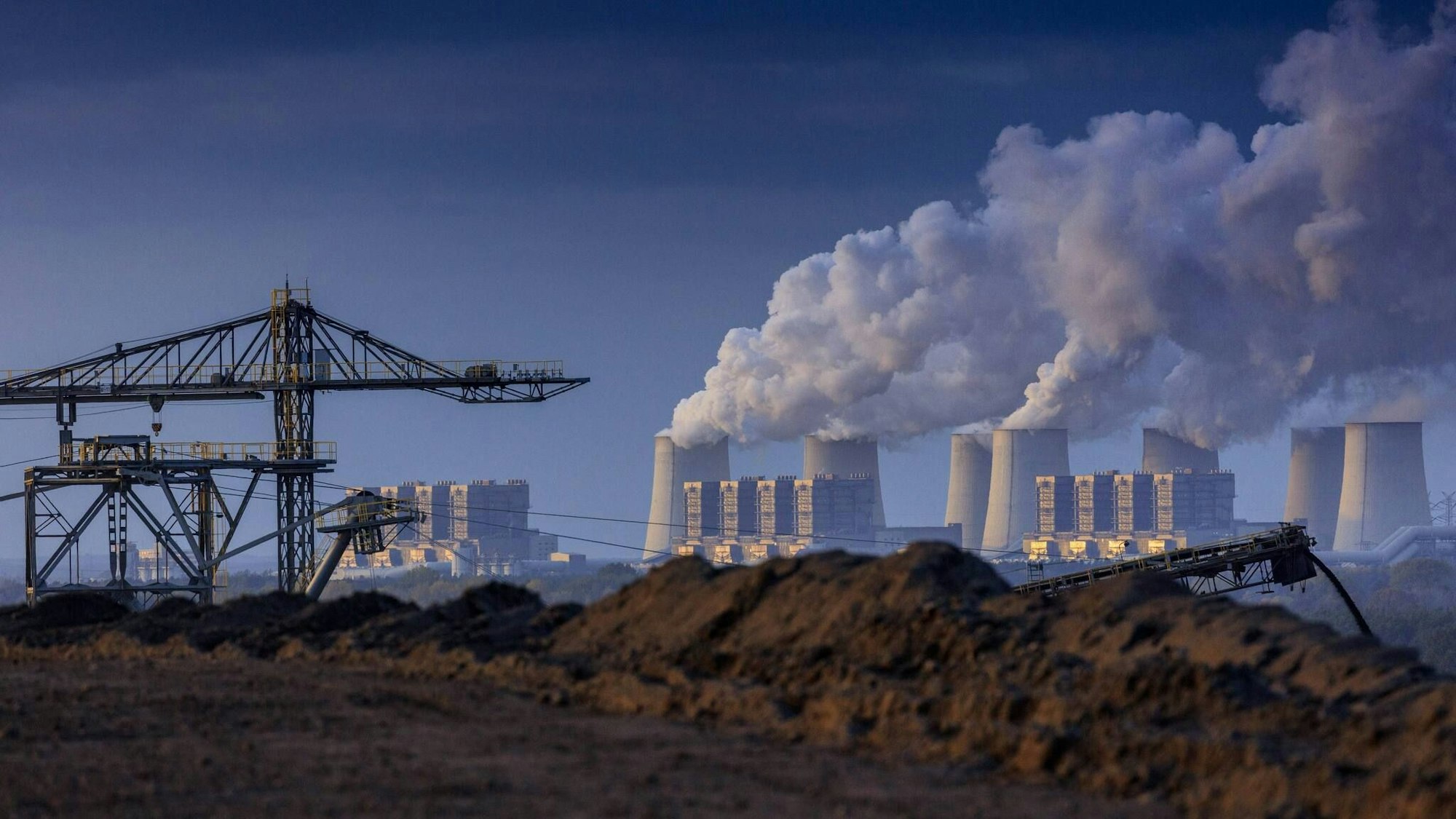 Braunkohlekraftwerk in Jänschwalde (Brandenburg): Mit dem Emissionshandel hat sich die fossile Stromproduktion spürbar verteuert. stock&people