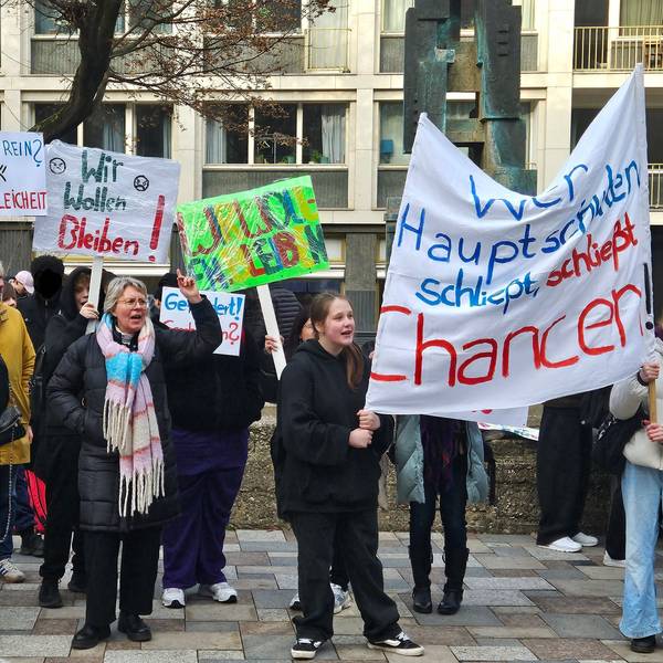 Eltern, Schülerinnen und Schüler und Lehrkräfte demonstrieren vor dem Rathaus.