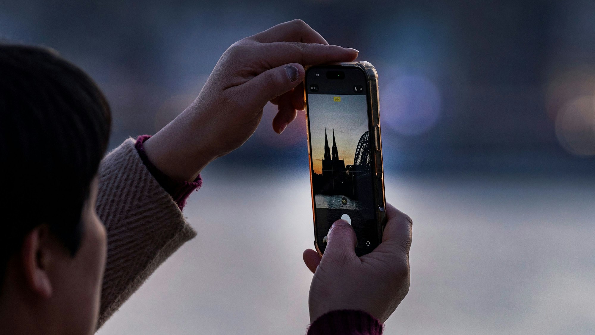 04.03.2026, Köln: Das Stadtpanorama von Köln.
Der Dom auf dem Bildschirm eines Mobilphones.
Foto: Michael Bause
