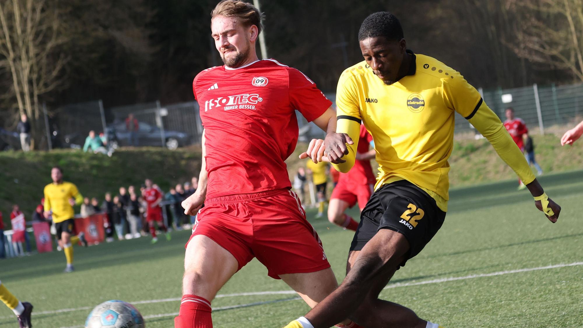Mathias Hülsenbusch und Emmanuel Clinton Williams kämpfen um den Ball.
