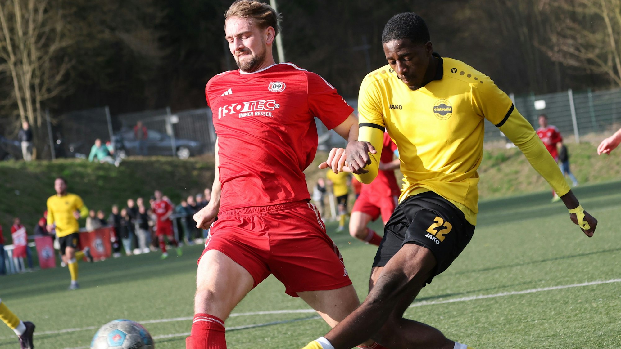 Mathias Hülsenbusch und Emmanuel Clinton Williams kämpfen um den Ball.