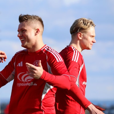 Marvin Iskra feiert mit Johannes Püllen, hinter ihnen geht Tim Birkenheuer vorbei.
