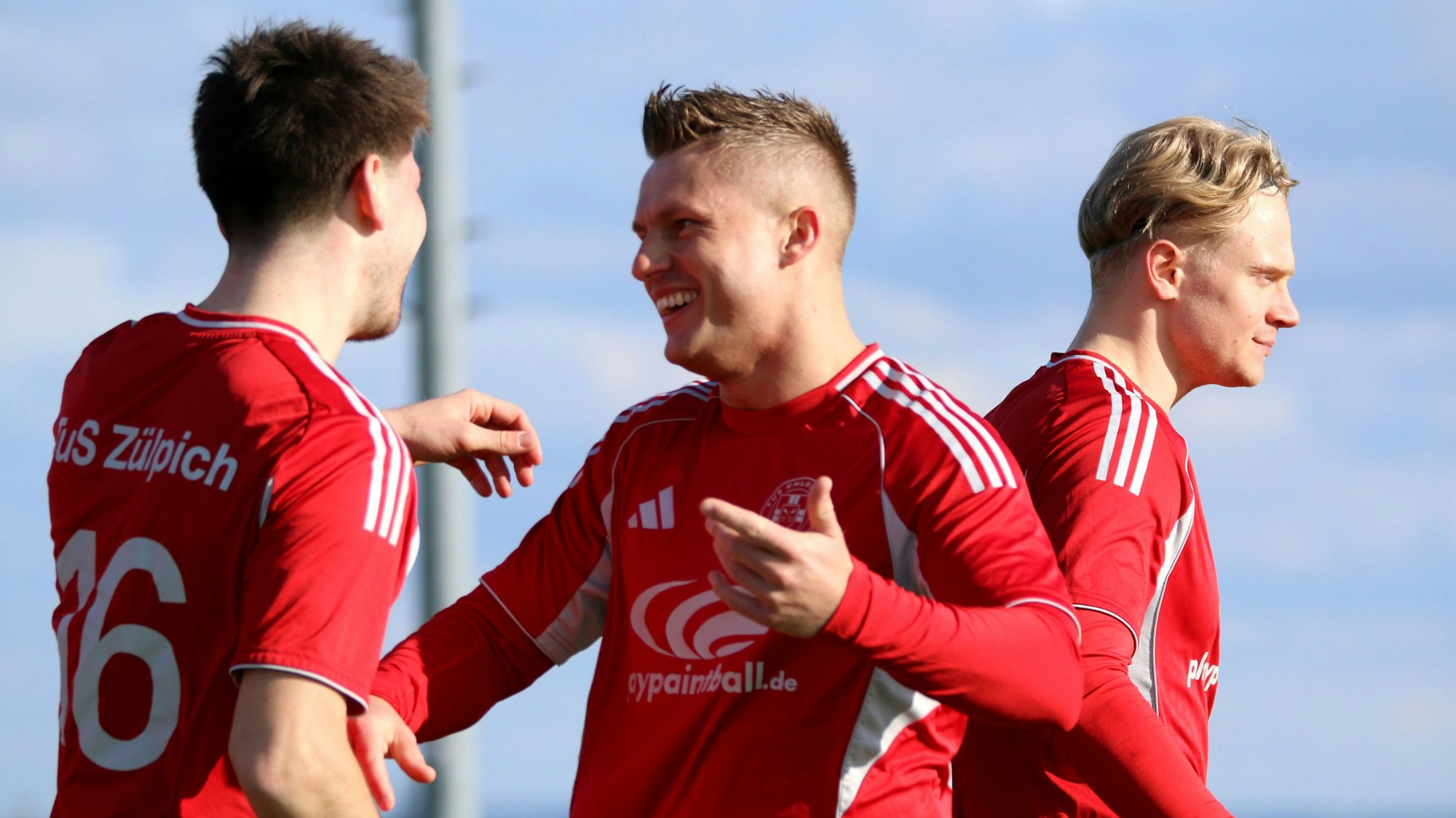 Marvin Iskra feiert mit Johannes Püllen, hinter ihnen geht Tim Birkenheuer vorbei.
