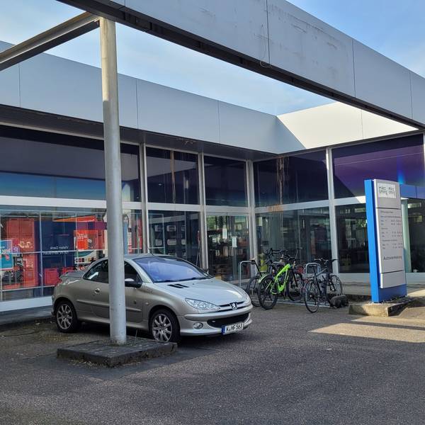 Das Foto zeigt das ehemalige Autohaus Lüttgen