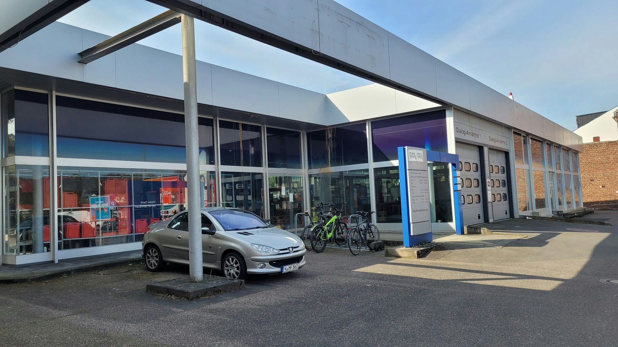 Das Foto zeigt das ehemalige Autohaus Lüttgen