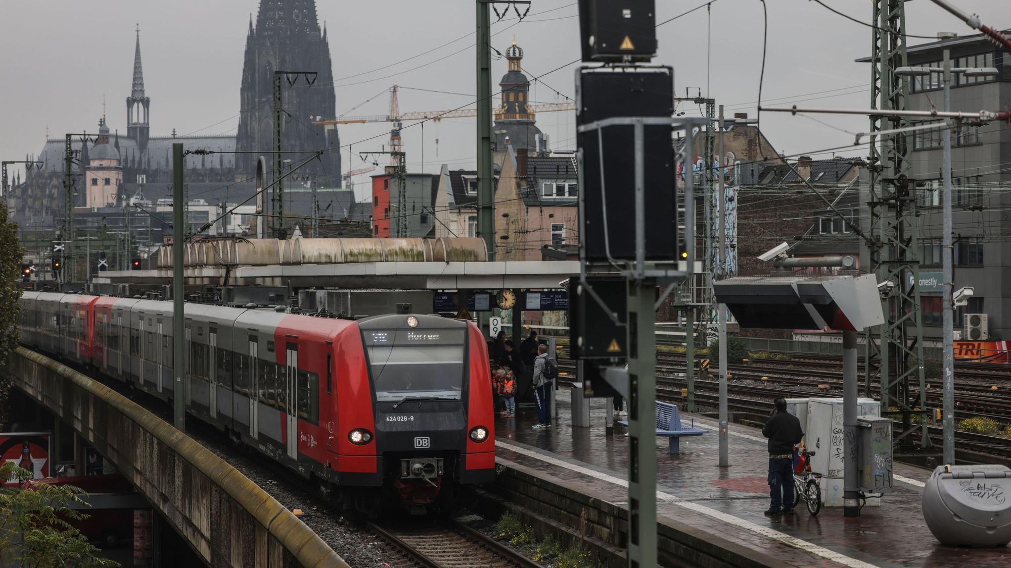 Eine Regionalbahn fährt am elektronischen Stellwerk der Bahn in Bahnhof Köln Hansaring. (Symbolbild)