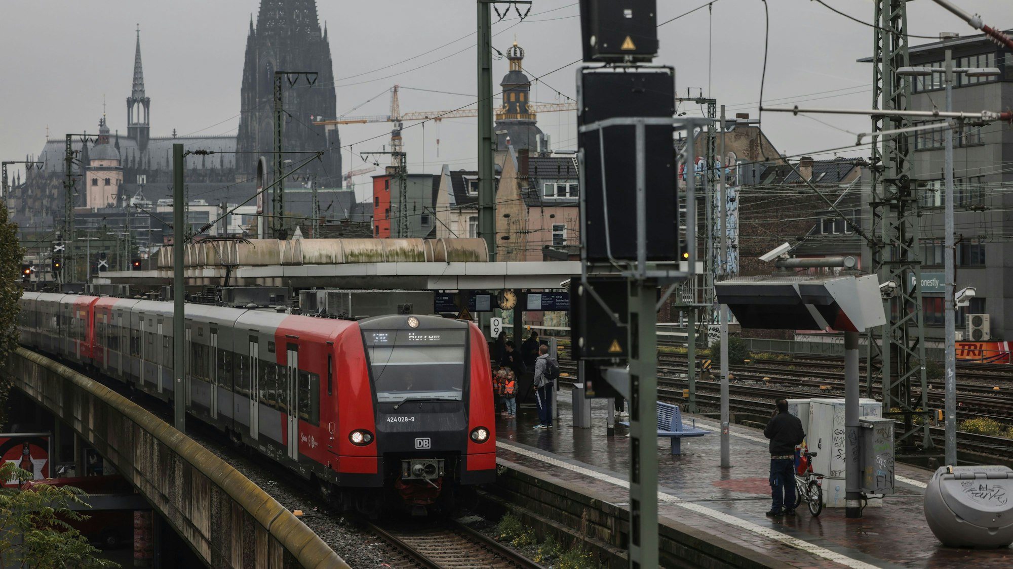 Eine Regionalbahn fährt am elektronischen Stellwerk der Bahn in Bahnhof Köln Hansaring. (Symbolbild)