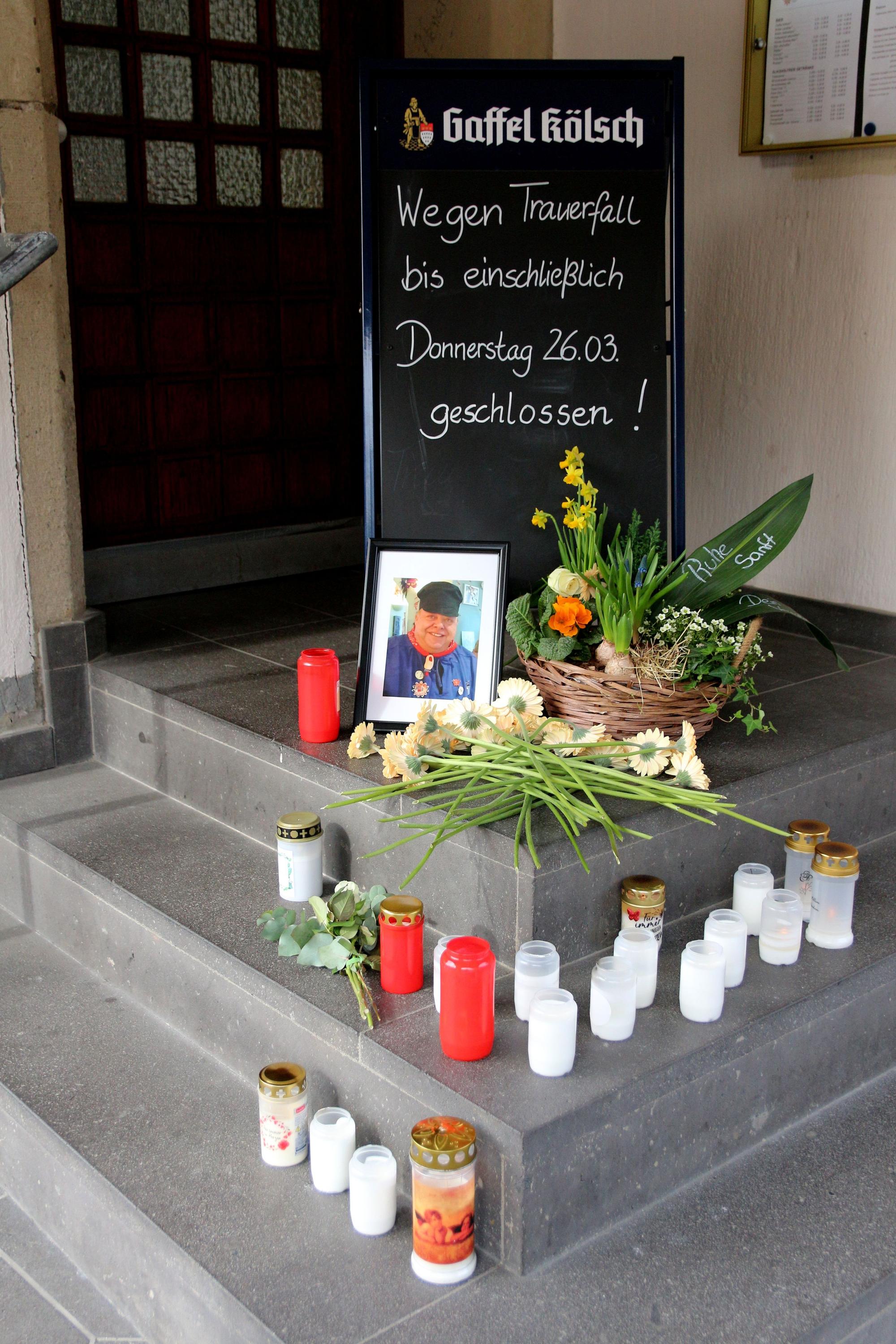 Auf den Stufen zu Müllers Gaststätte wurden Blumen abgelegt und Kerzen aufgestellt. Ein Foto zeigt den Verstorbenen.