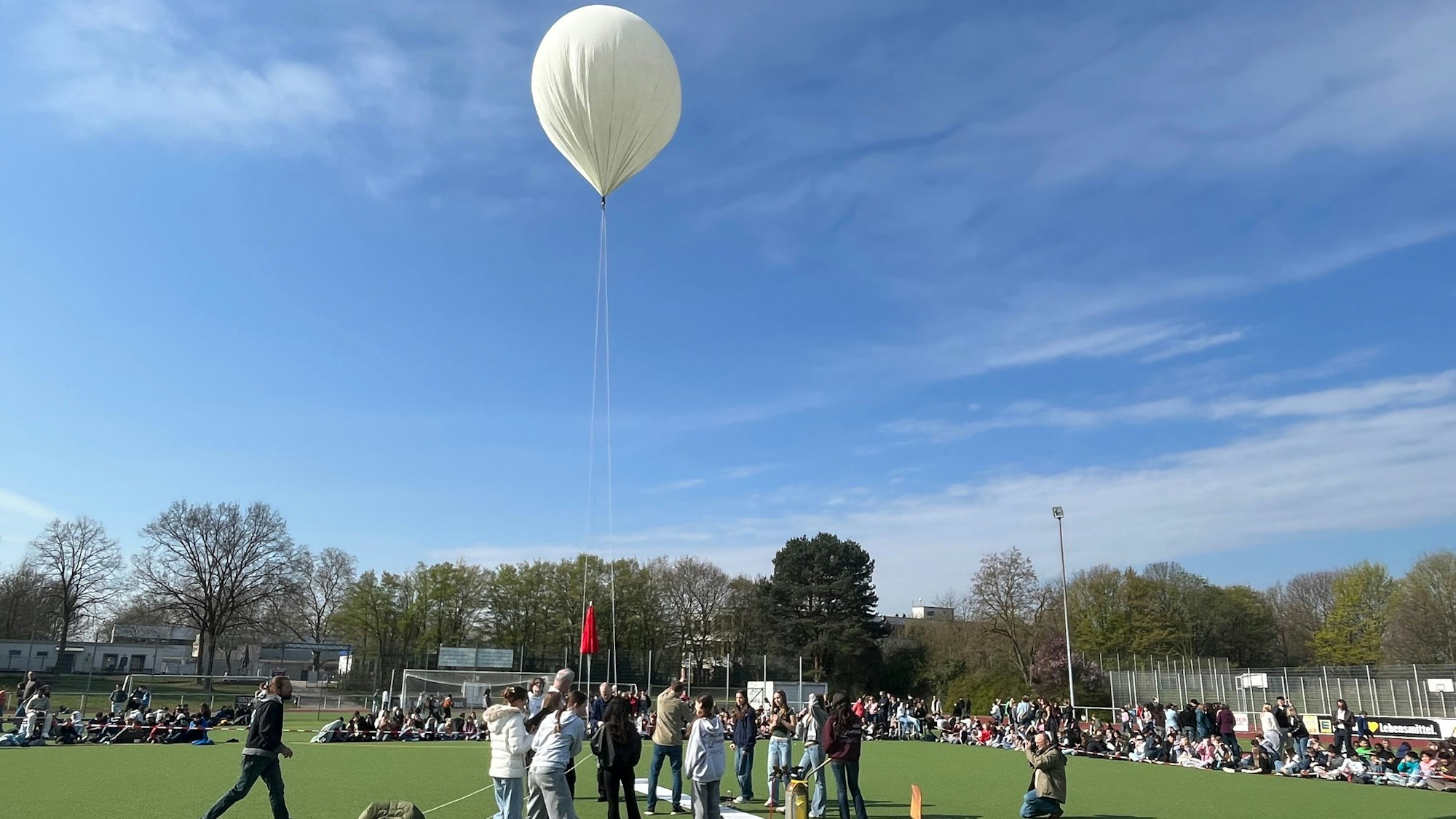 Auf dem Sportplatz am Lessing Gymnasium ließen Mint -Schülerinnen und -Schüler den Forschungsballon in die Stratosphäre aufsteigen.