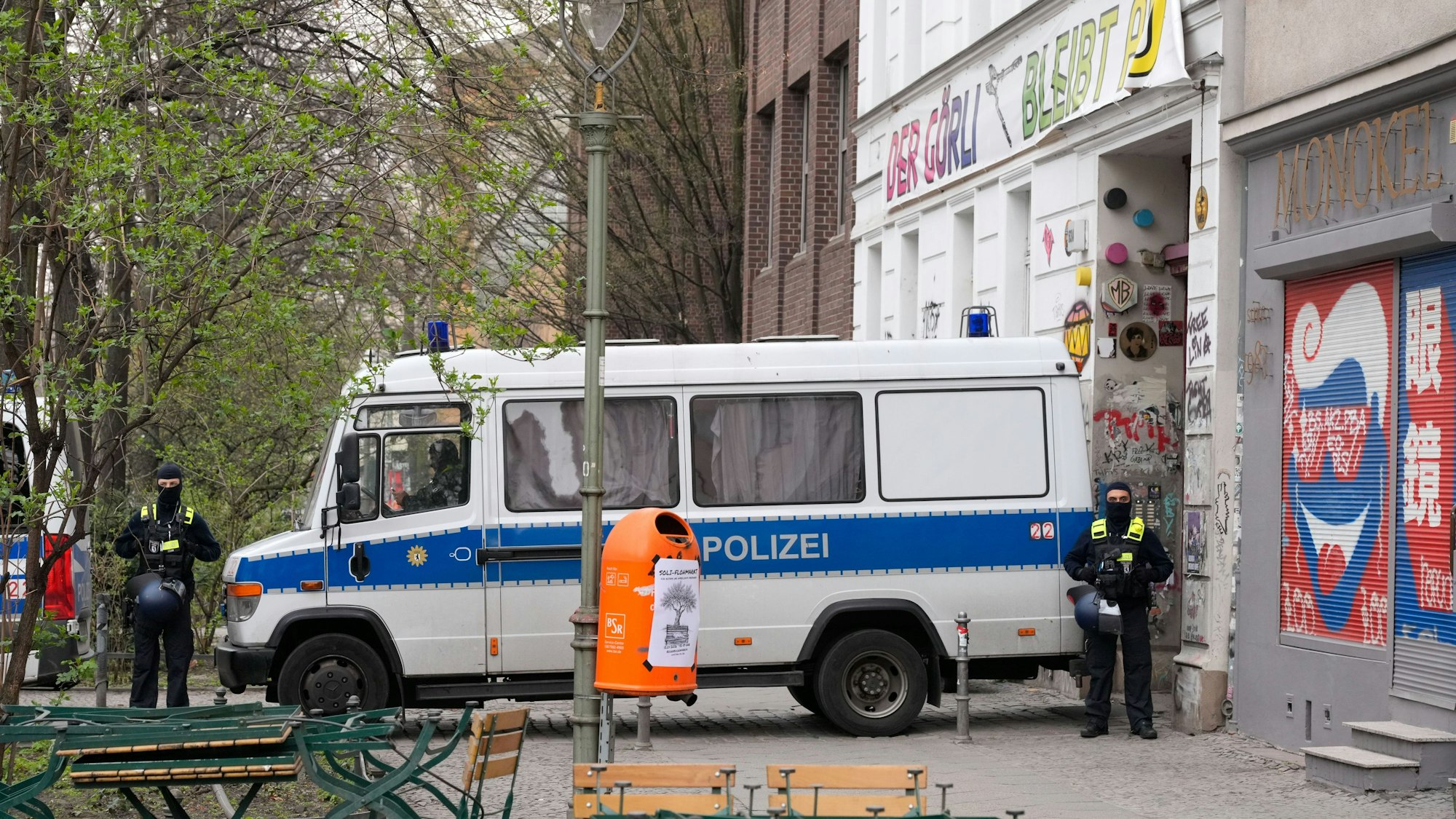 Berlin: Polizeifahrzeuge stehen am Dienstag (24. März) in der Reichenberger Straße. Ein halbes Jahr nach einem Brandanschlag auf die Stromversorgung des Berliner Technologieparks Adlershof hat die Polizei eine Razzia gegen Verdächtige gestartet.