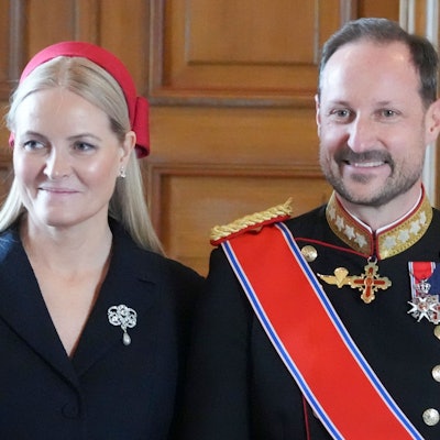 Kronprinzessin Mette-Marit und Kronprinz Haakon stehen zusammen.