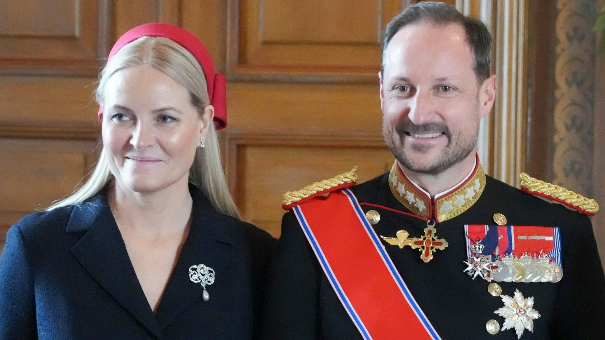 Kronprinzessin Mette-Marit und Kronprinz Haakon stehen zusammen.