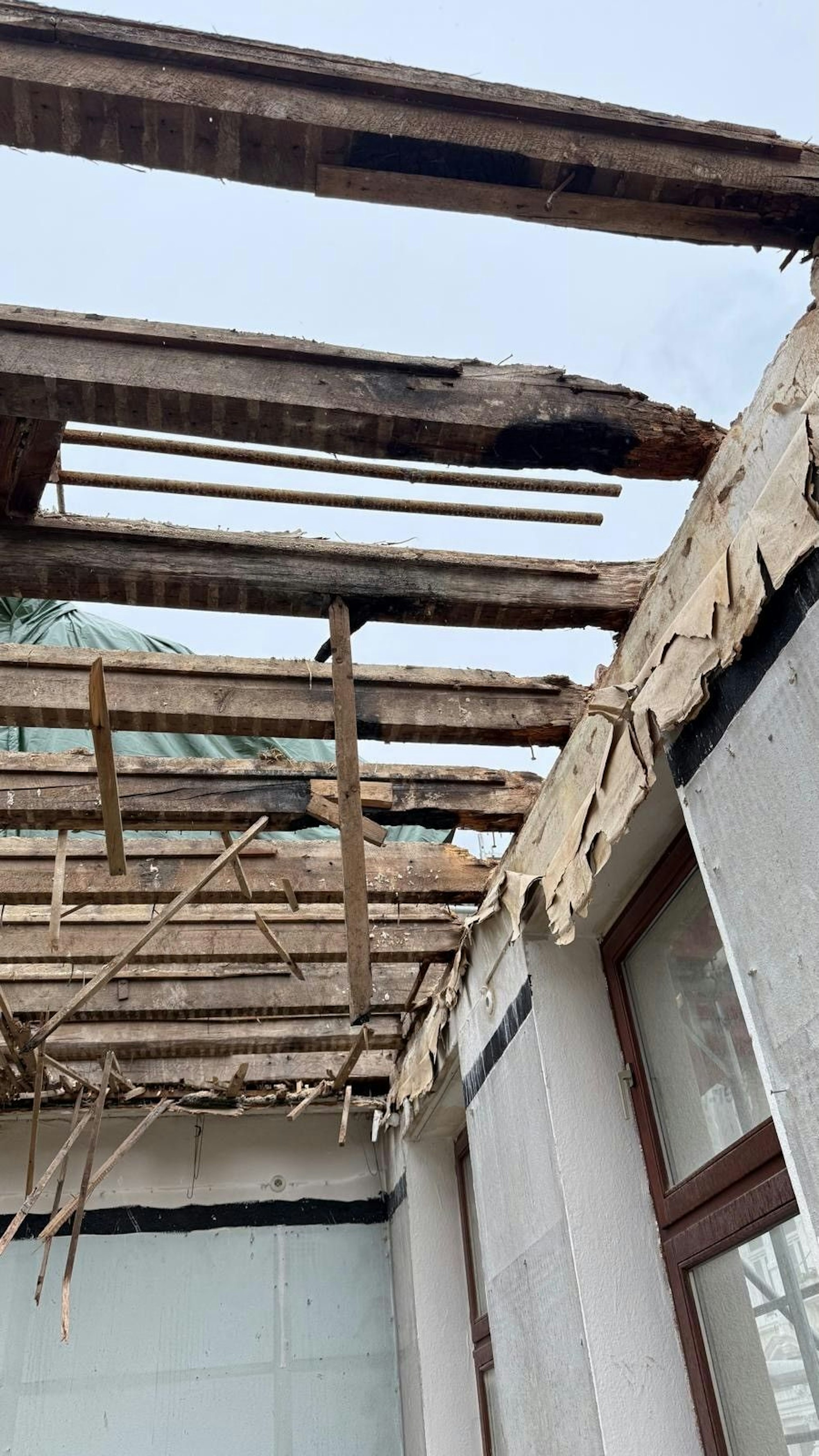 Aus statischen Gründen mussten die oberen Etagen von Hand abgetragen werden. Die Holzbalken waren durch Brände in Mitleidenschaft gezogen worden.