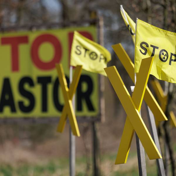 Gelbe Fahnen mit der Aufschrift „Stopp Castor“ wehen in Ahaus als Protest gegen die Castor-Transporte.