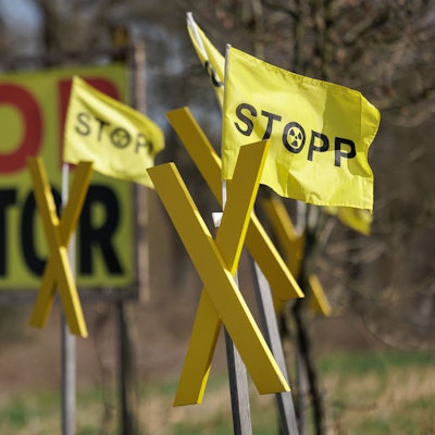 Gelbe Fahnen mit der Aufschrift „Stopp Castor“ wehen in Ahaus als Protest gegen die Castor-Transporte.