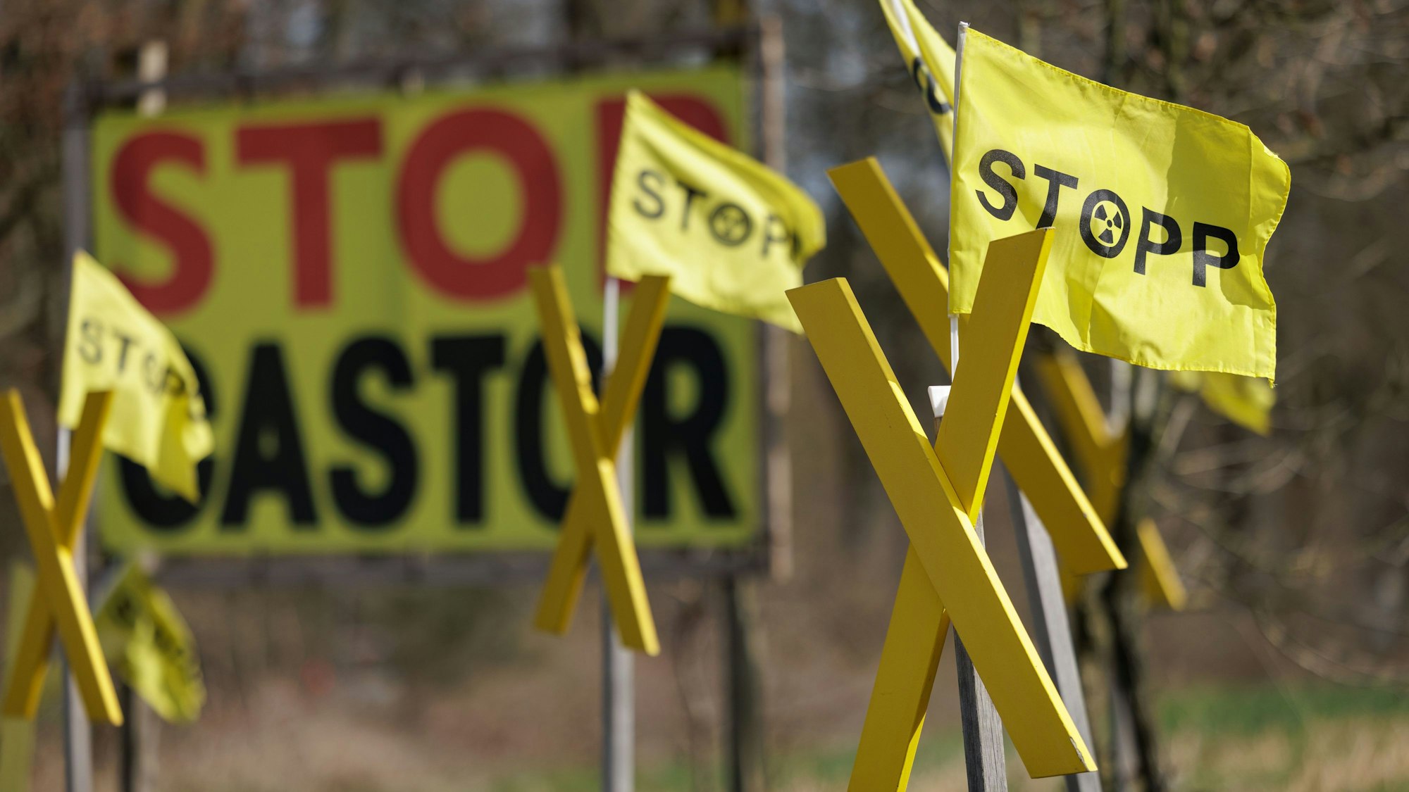 Gelbe Fahnen mit der Aufschrift „Stopp Castor“ wehen in Ahaus als Protest gegen die Castor-Transporte.