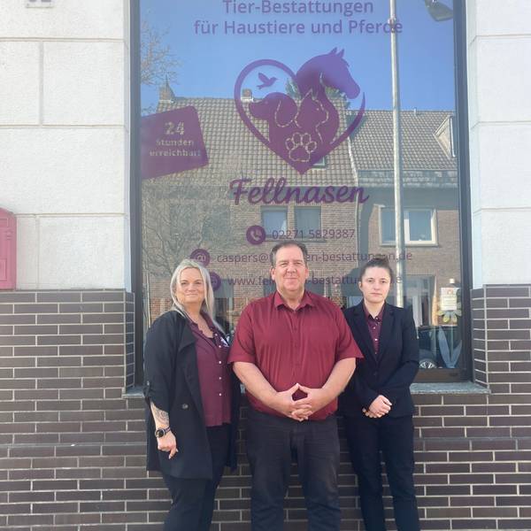 Das Bild zeigt die drei Mitarbeitenden vor dem Schaufenster mit der Aufschrift „Fellnasen“.