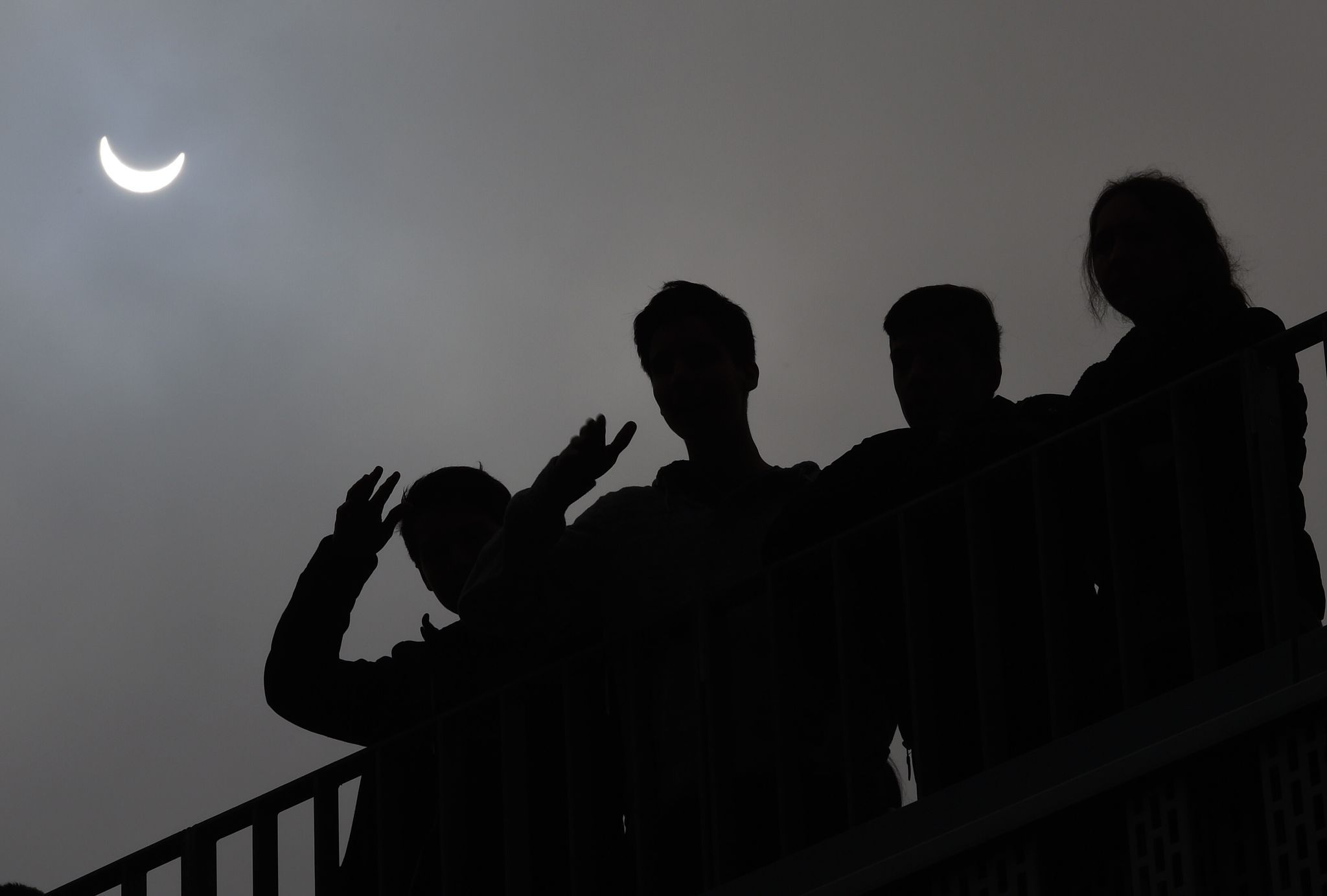Schüler beobachten die Sonnenfinsternis 2015 in Kassel.