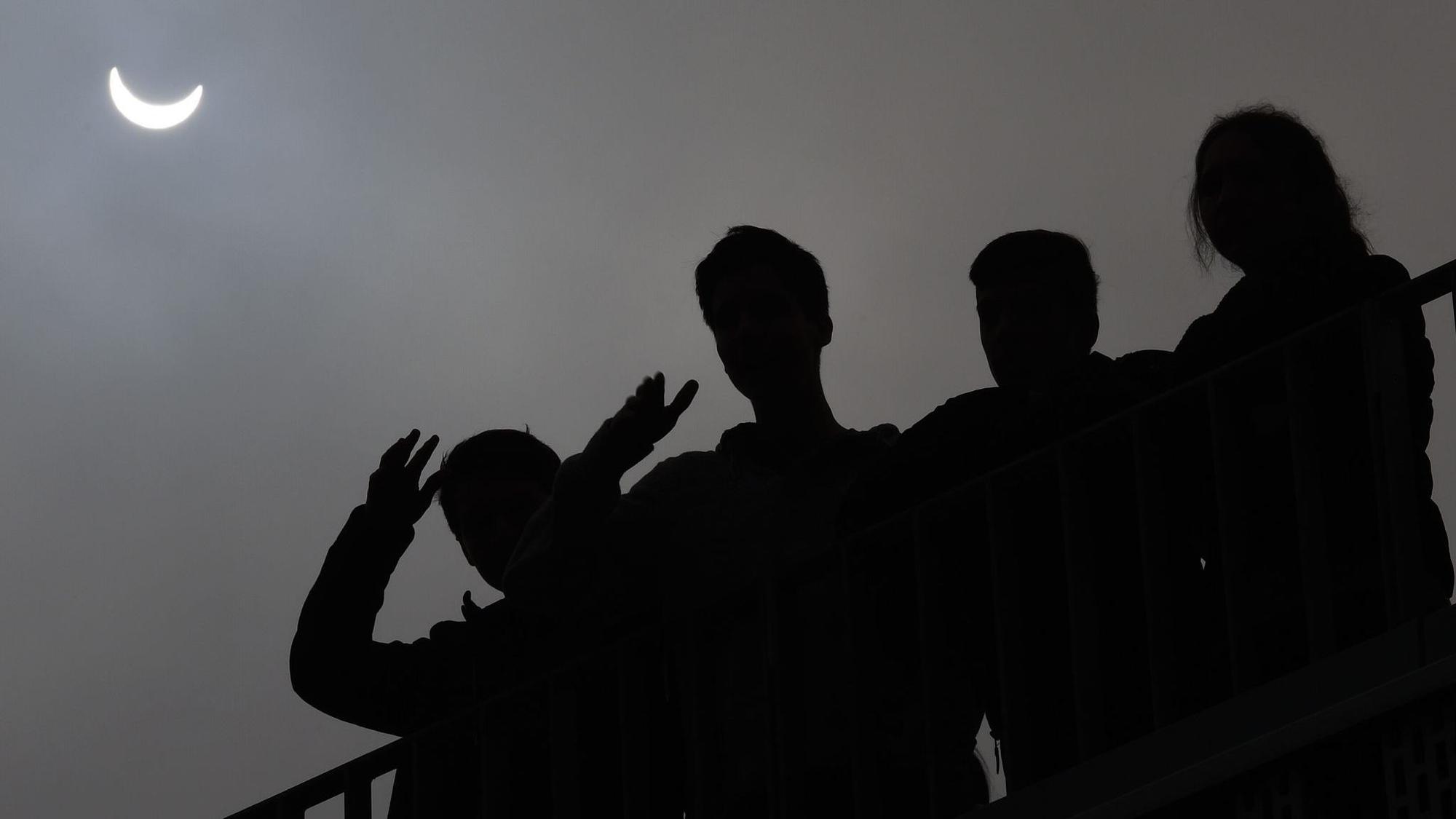 Schüler beobachten die Sonnenfinsternis 2015 in Kassel.