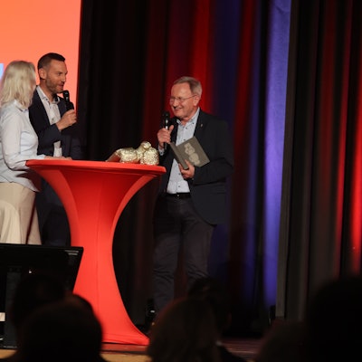 Friedhelm Julius Beucher mit dem Ehrenpreis aus Grauwacke in der Hand.