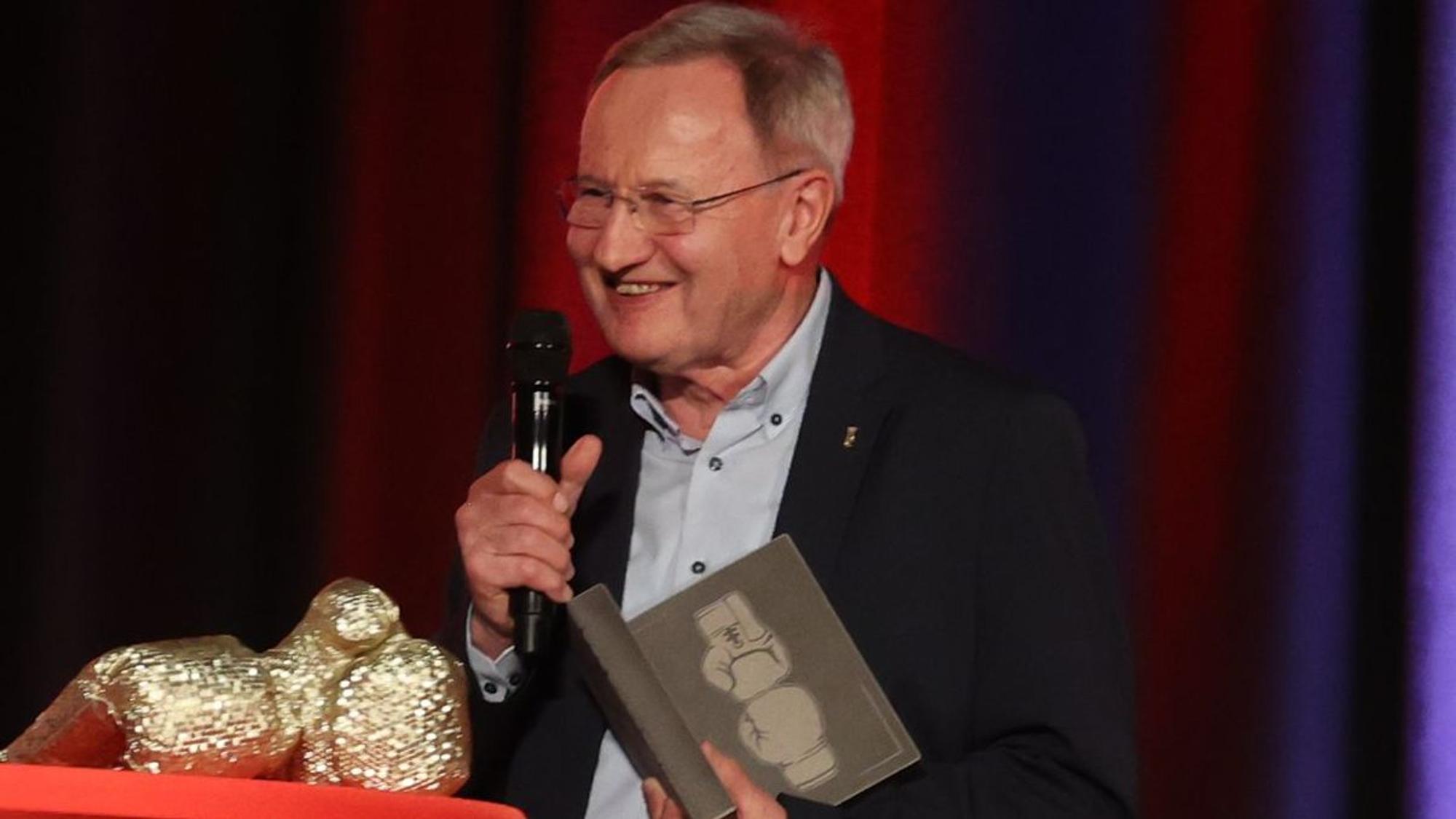 Friedhelm Julius Beucher mit dem Ehrenpreis aus Grauwacke in der Hand.
