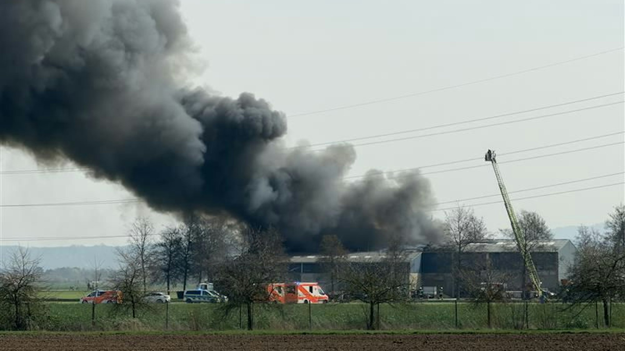 Die Rauchwolke ist auch aus großer Entfernung deutlich sichtbar.
