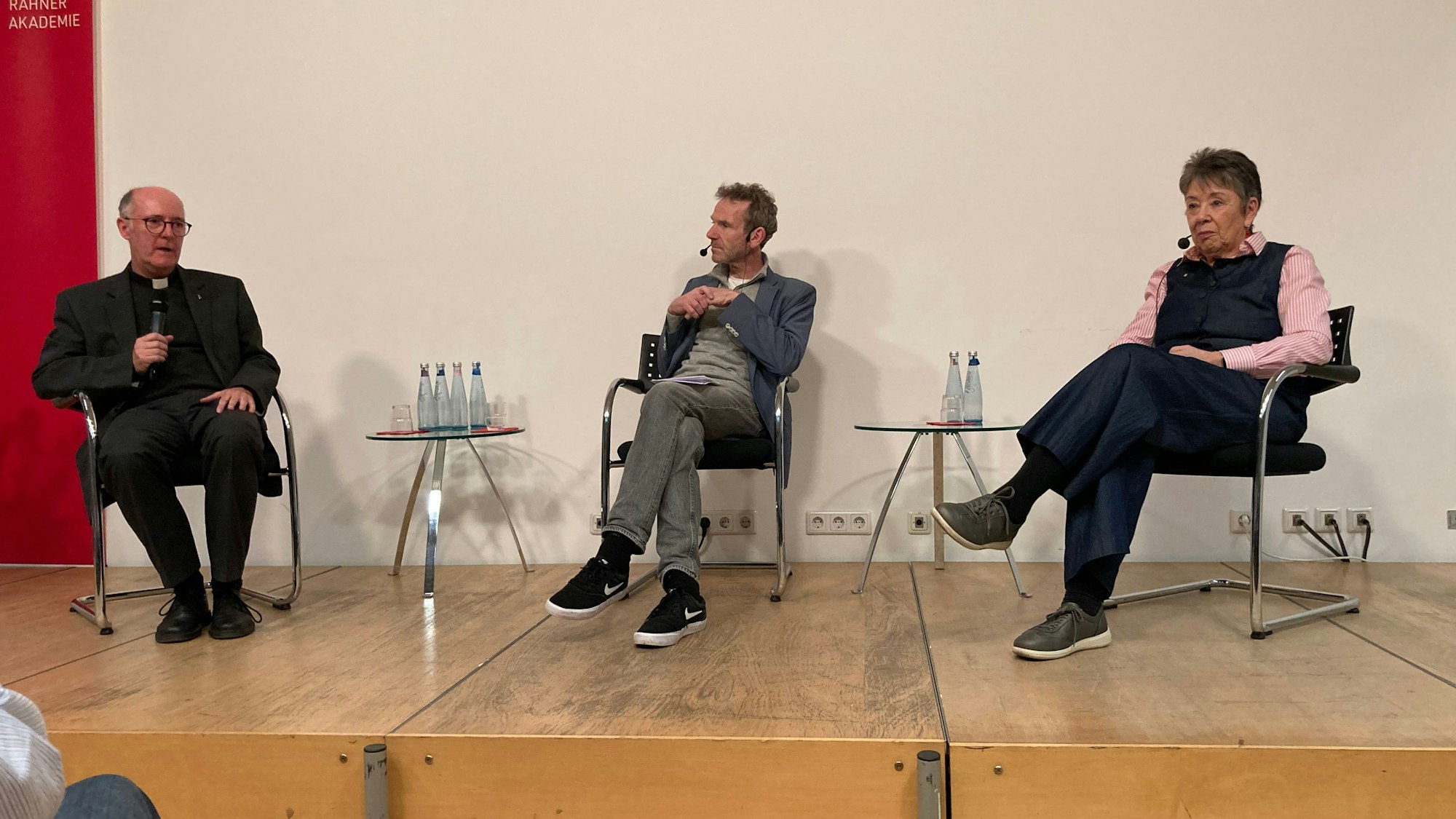 Dompropst Guido Assmann, Moderator Joachim Frank und die Präsidentin des Zentral-Dombau-Vereins (ZDV), Barbara Schock-Werner bei einer Podiumsdiskussion über die Eintrittsgebühr für den Dom im Rahmen der Talkreihe „frank & frei“.
