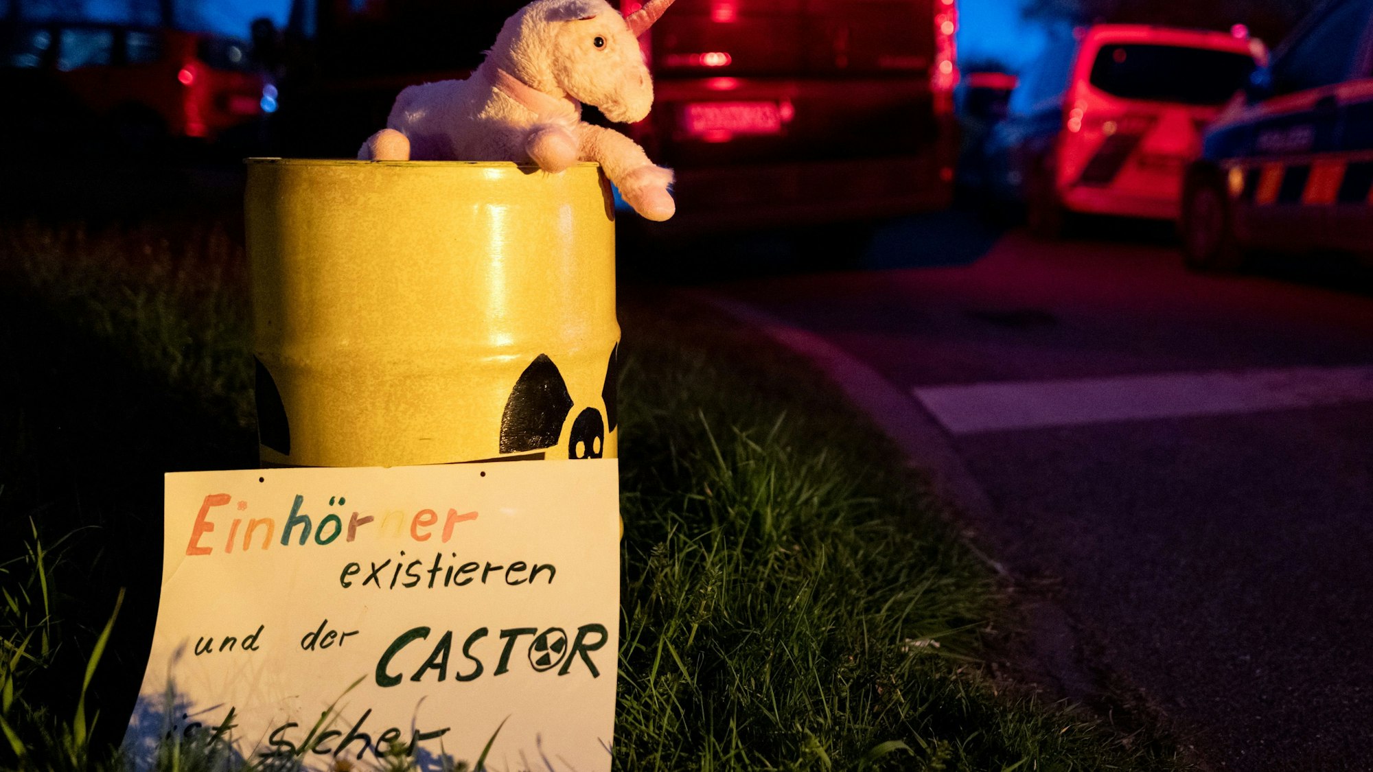Auf einem Schild steht „Einhörner existieren und der Castor ist sicher.“