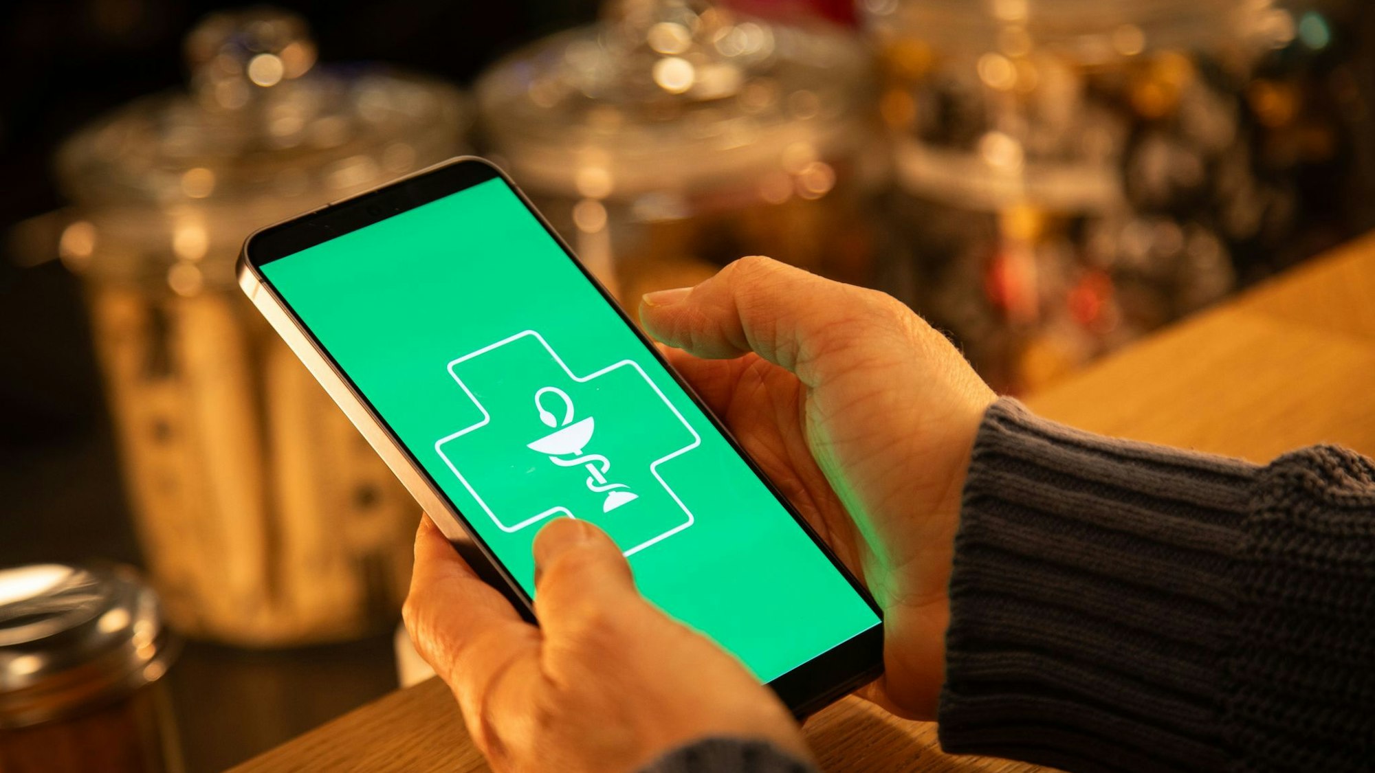 Eine Frau nutzt eine digitale Gesundheits App auf dem Handy