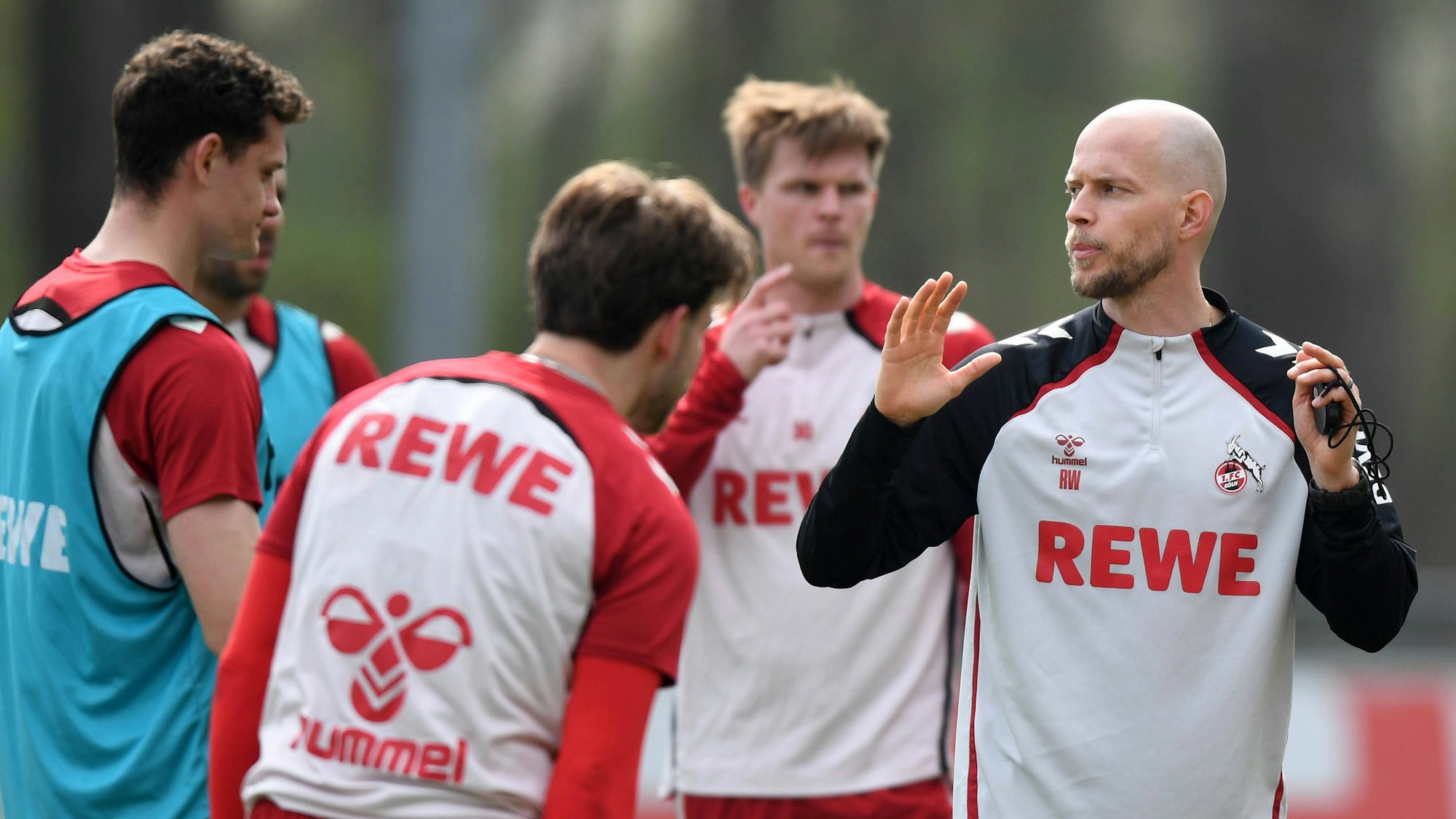 24.03.2026, xophax, Fussball 1.Bundesliga, Köln,Cologne 1.FC Koeln . Training . Länderspielpause v.l.n. rechts : Eric Martel , Jan Thielmann , Fynn Schenten , Trainer Rene Wagner , rechts alle 1.FC Köln Koeln *** 24 03 2026, xophax, Soccer 1 Bundesliga, Cologne,Cologne 1 FC Koeln Training international break from l to r Eric Martel , Jan Thielmann , Fynn Schenten , Coach Rene Wagner , right all 1 FC Köln Koeln