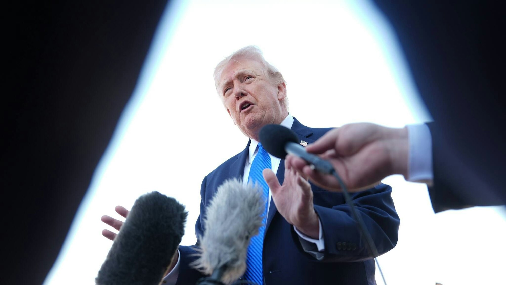 Trump erklärt vor dem Betreten der US-Regierungsmaschine Air Force One am Montag US-Journalisten seine Politik.