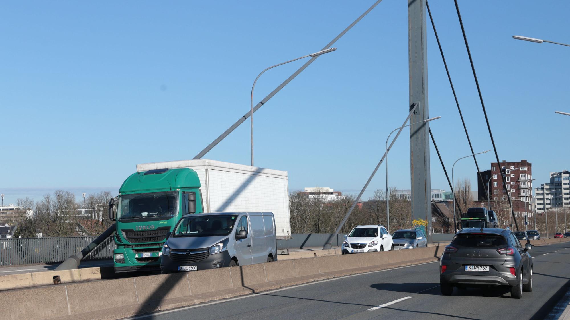 04.02.2026, Düsseldorf: Theodor-Heuss-Brücke - Trotz Fahrverbot fahren LKW über 3,5 Tonnen über die Brücke, Foto: Ingo Lammert